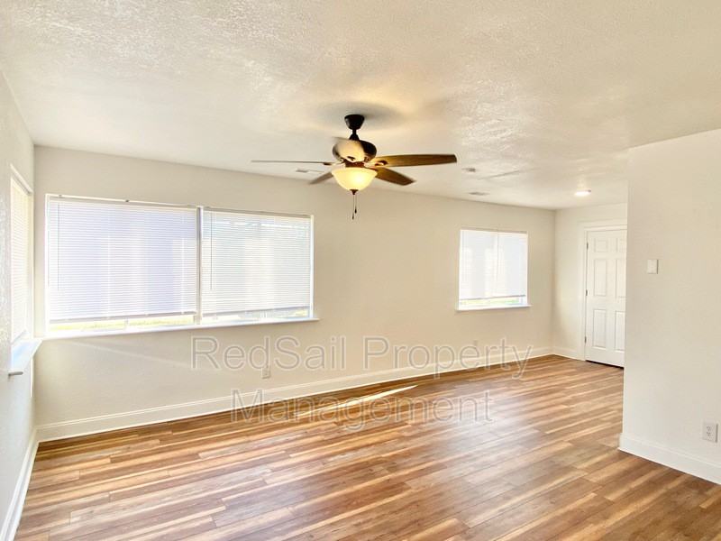 507 Pennsylvania Ave - Photo 6 of 11