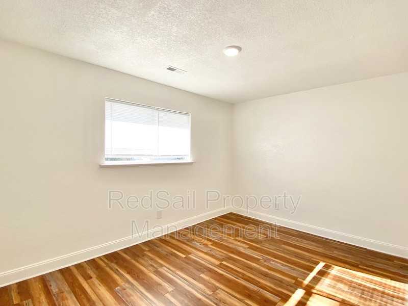 507 Pennsylvania Ave - Photo 7 of 11