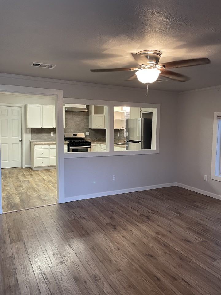 2203 S College Blvd - Photo 2 of 7