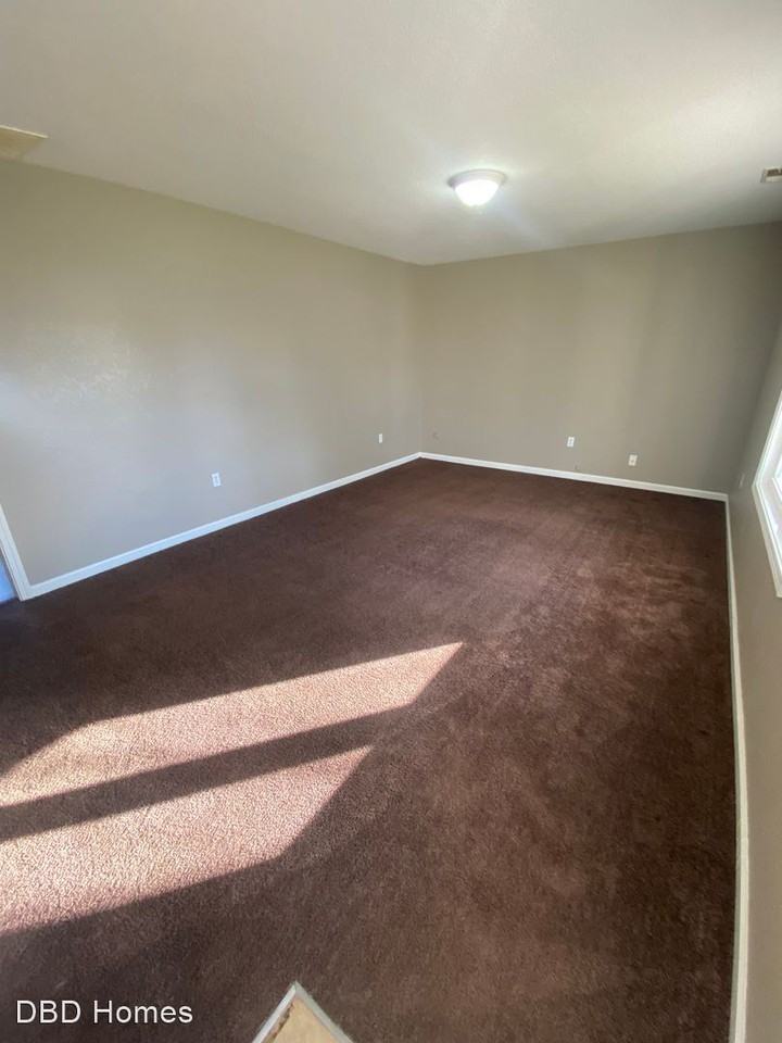 4923 Webster St - Photo 2 of 7