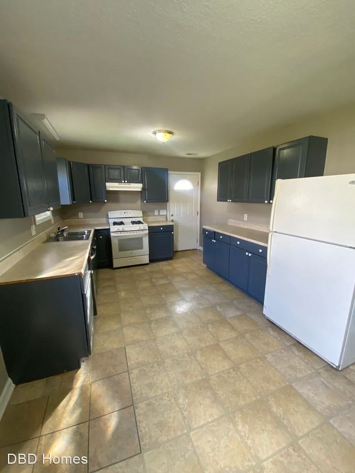 4923 Webster St - Photo 3 of 7