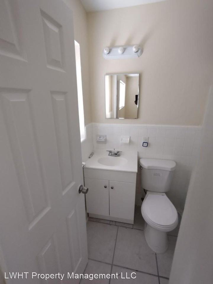 1028 NW 3rd ave - Photo 2 of 5