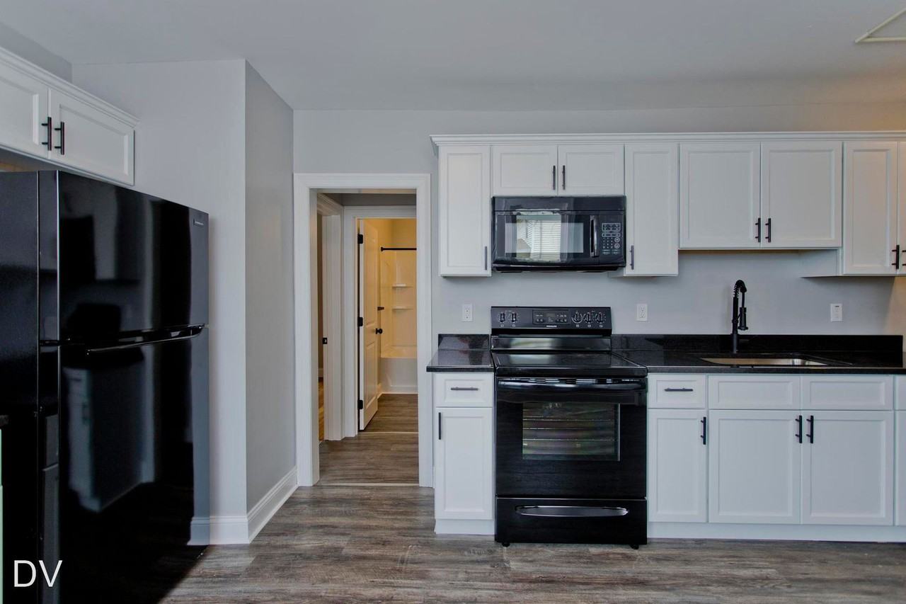 104 Moore St - Photo 2 of 10