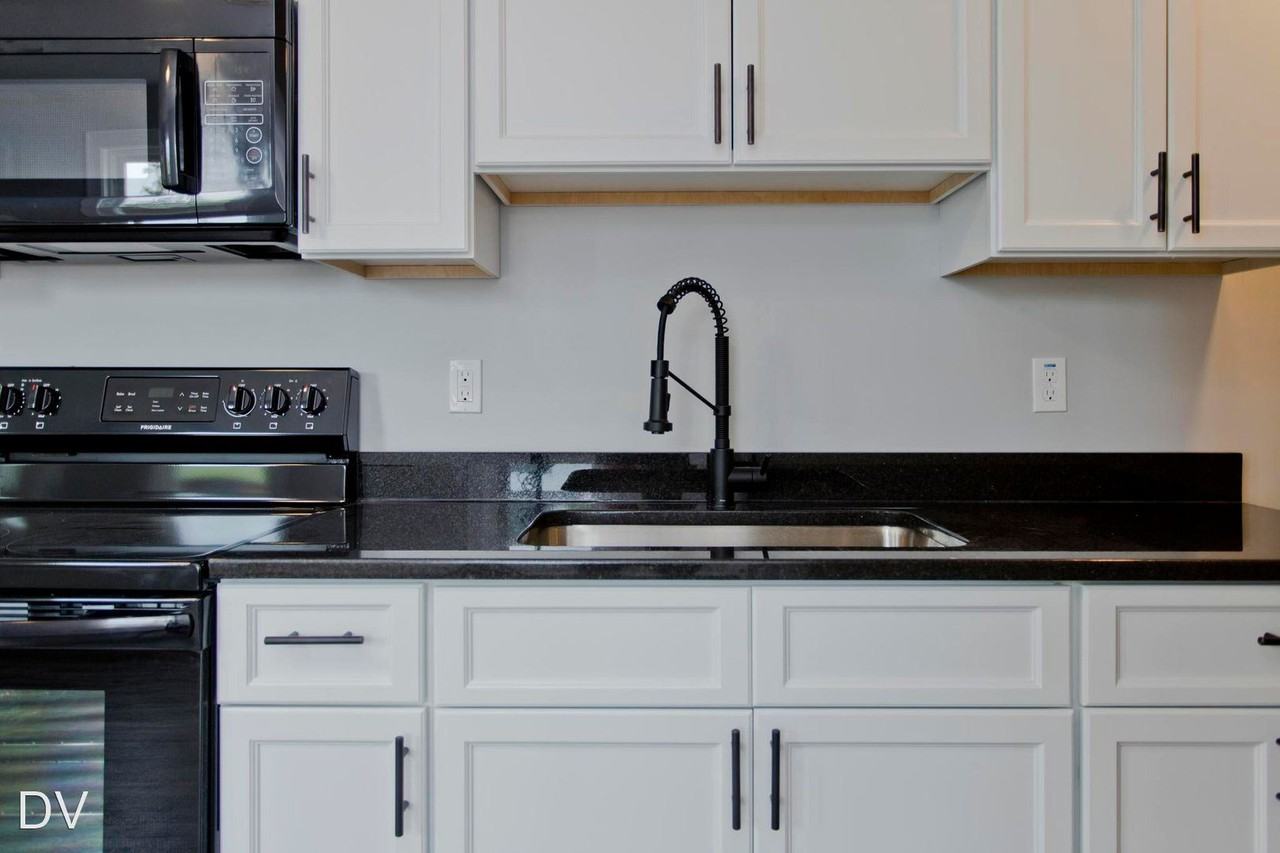 104 Moore St - Photo 3 of 10