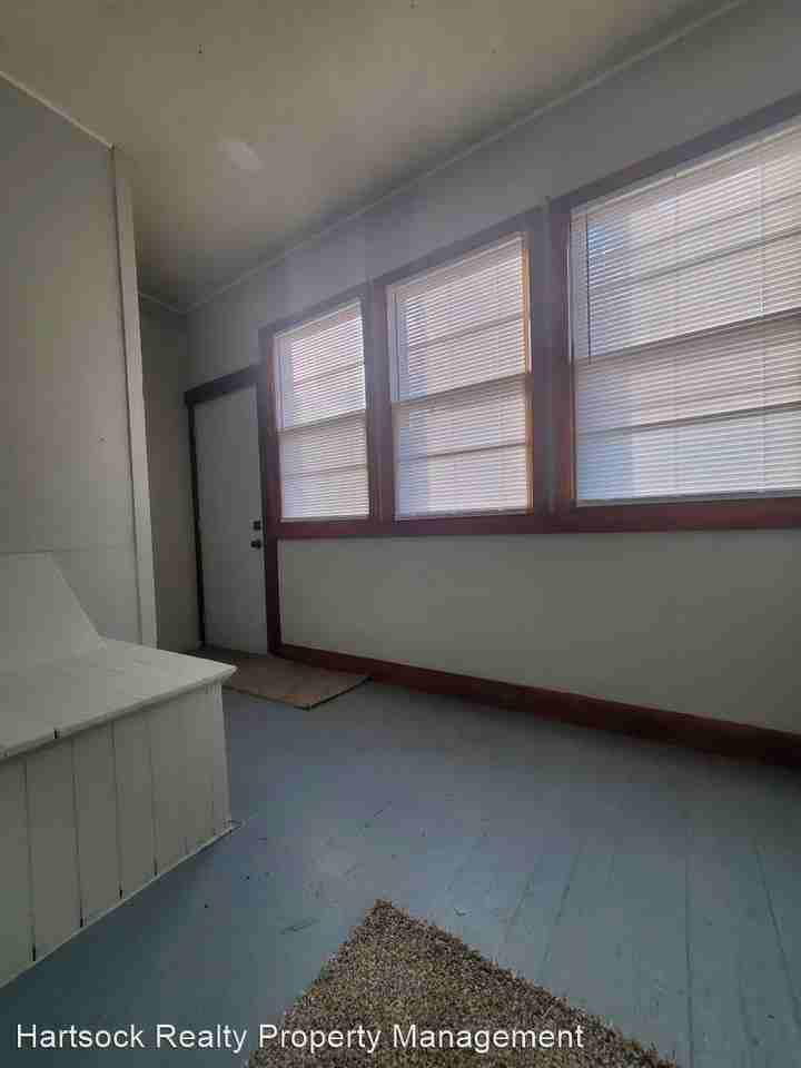 823 N Main St - Photo 3 of 23