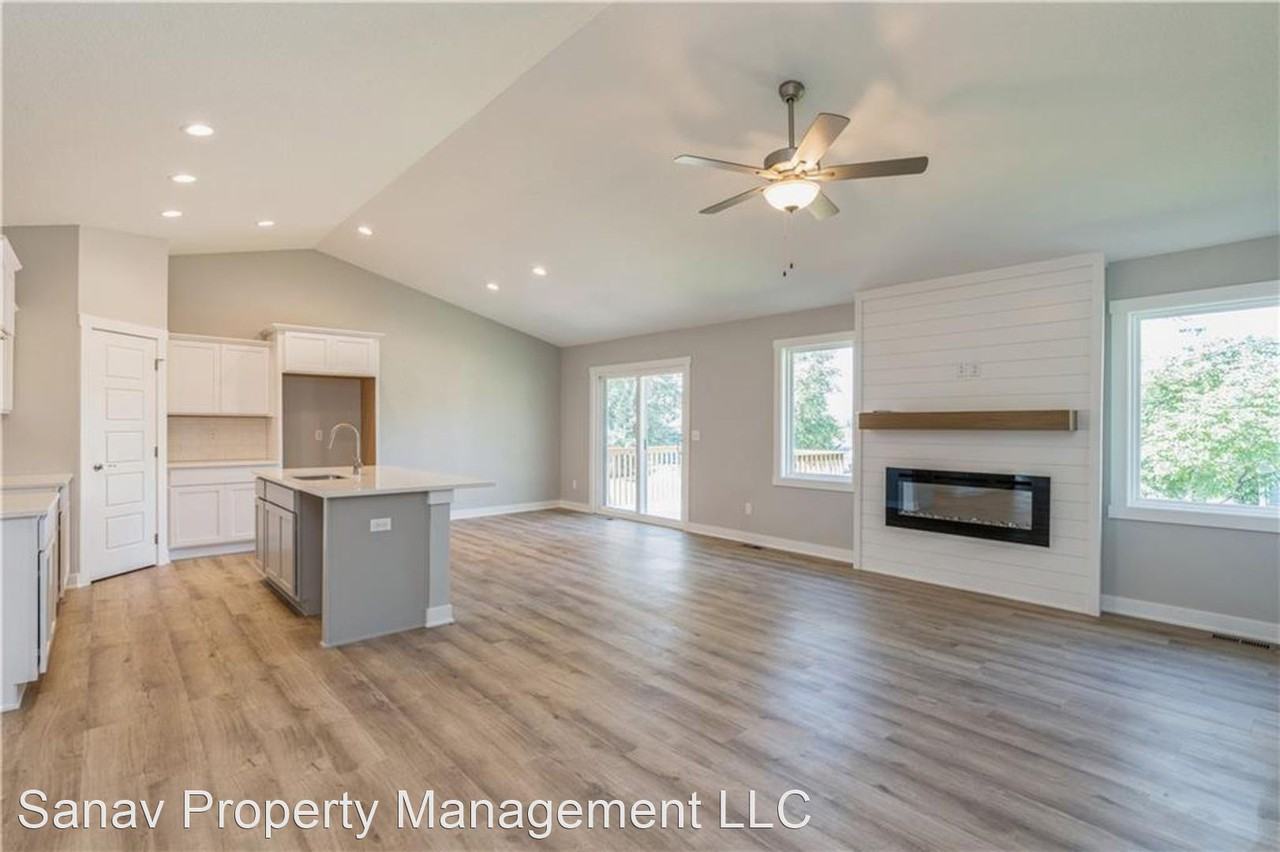 1313 Rolling Hills Dr - Photo 3 of 14