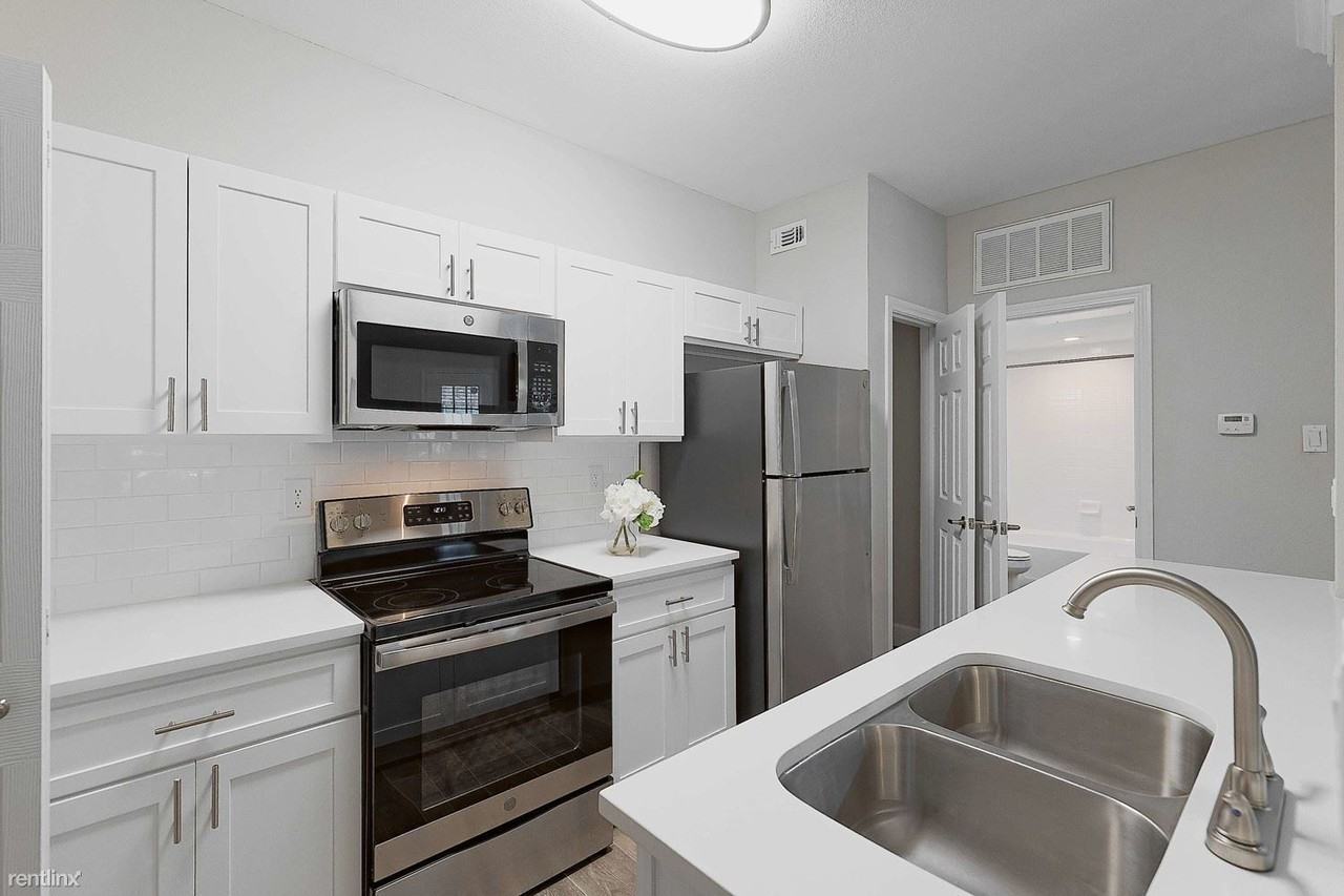 13223 Champions Centre Dr - Photo 3 of 10