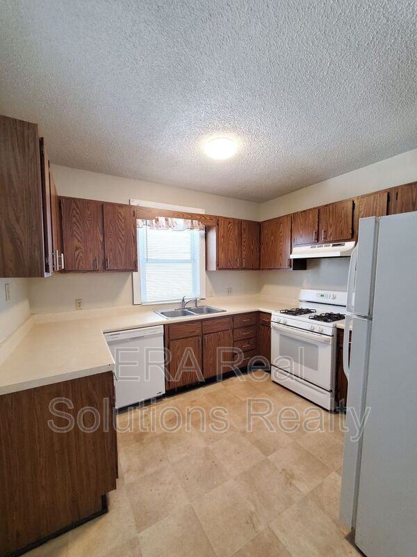 548 Southwood Ave - Photo 3 of 18