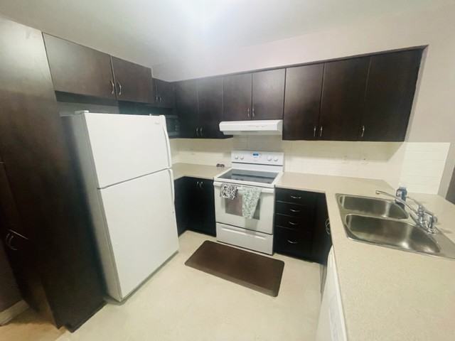 2226 Tenth Line Rd - Photo 3 of 11