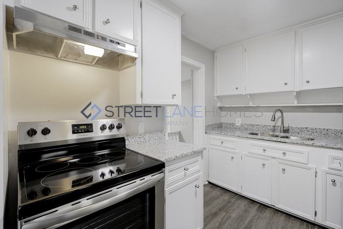 736 Isaac St - Photo 2 of 18