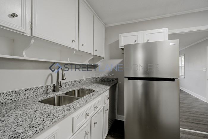 736 Isaac St - Photo 3 of 18