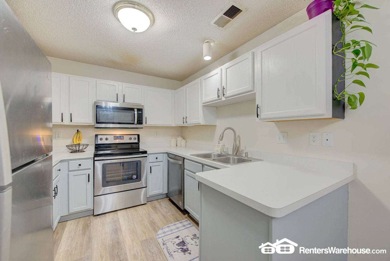 915 Serenity Cir - Photo 3 of 10