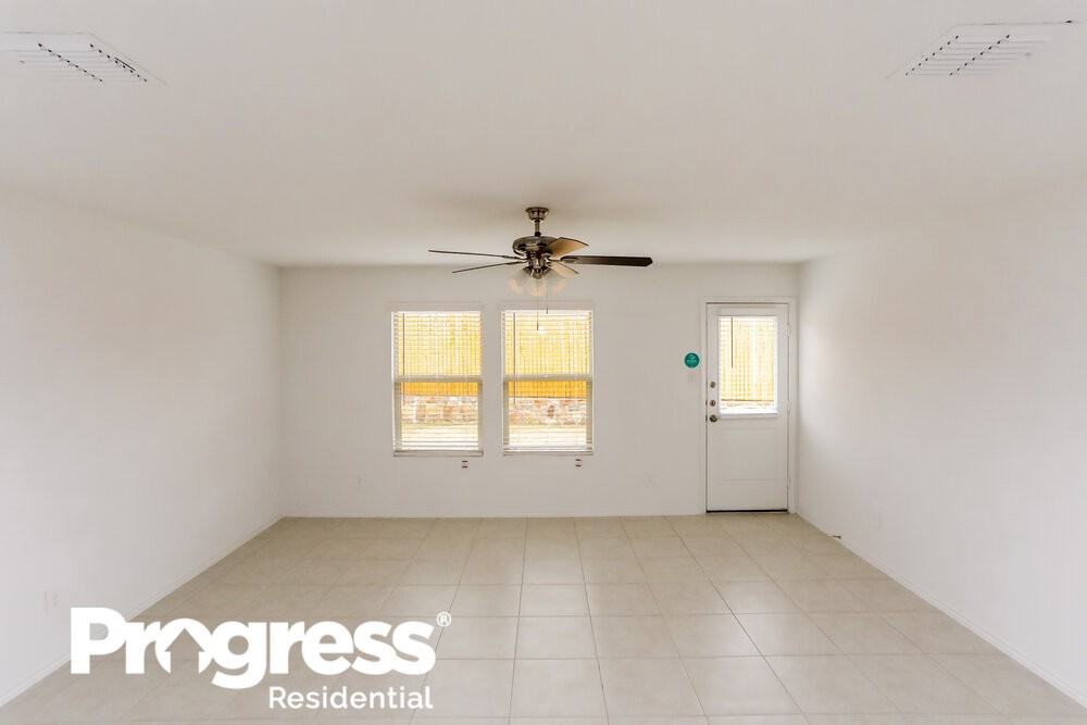 1017 Crestview Dr - Photo 3 of 16