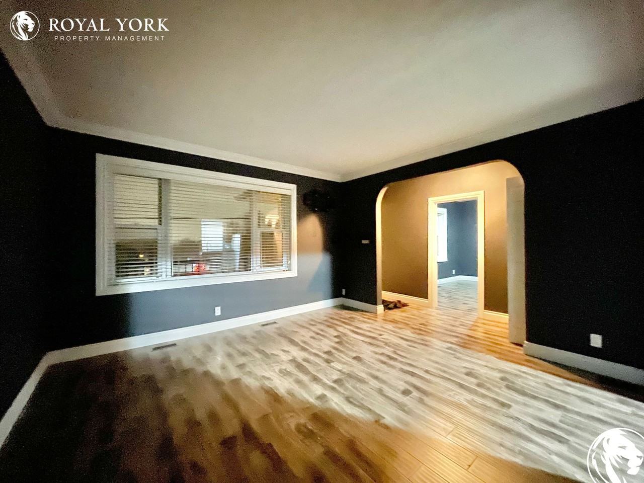 570 Victoria St S - Photo 2 of 20