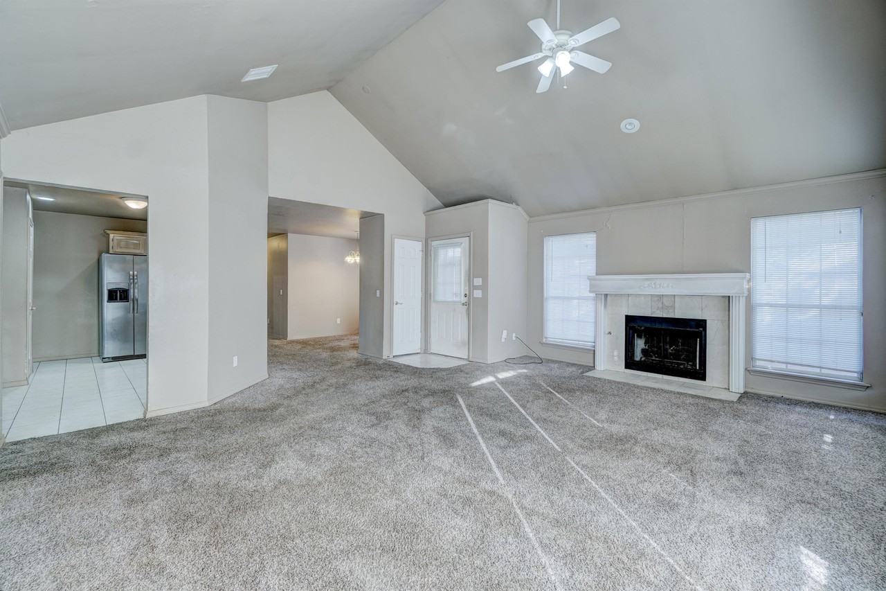 2733 Tealwood Dr #1 - Photo 4 of 14
