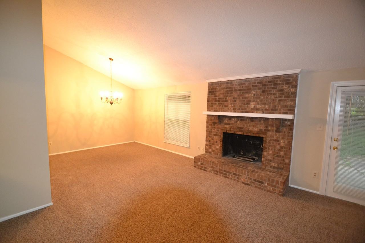 132 Regency Dr - Photo 2 of 7