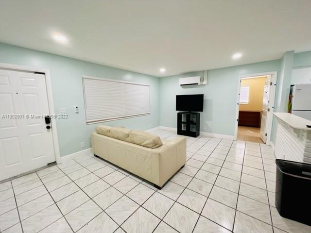 720 Se 15th St - Photo 2 of 9