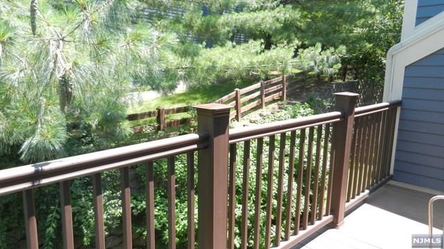 251 Cambridge Dr - Photo 2 of 5