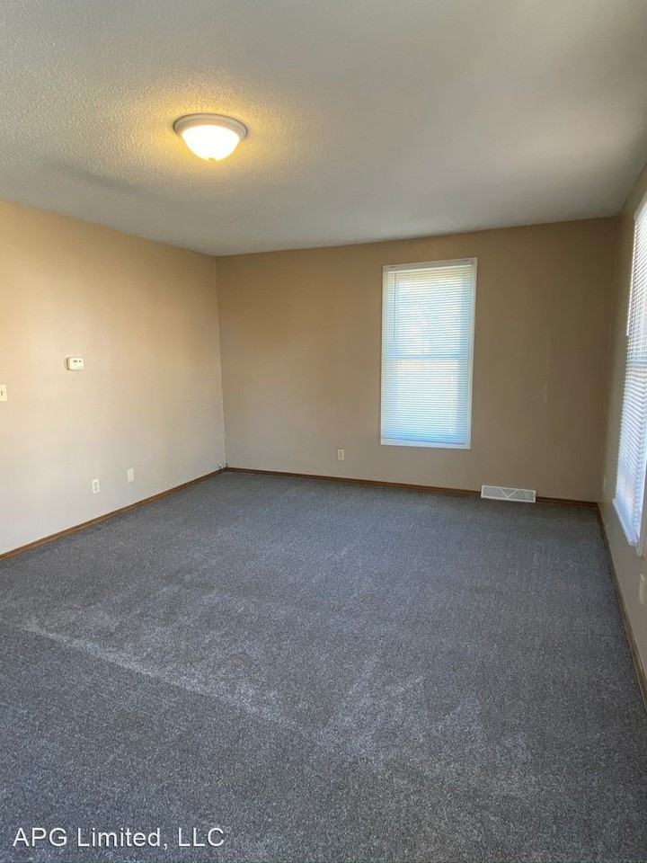 1009 Linden St - Photo 2 of 10