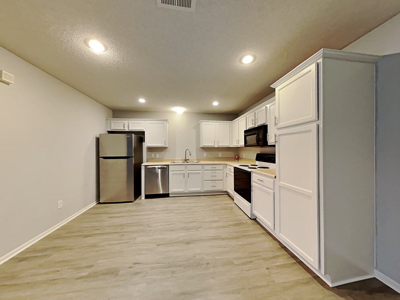 319 Nw Woodbury Dr - Photo 2 of 16