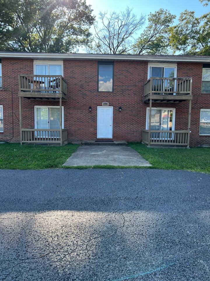 1215 N Main St Apartments in Benton, IL 62812 Zumper