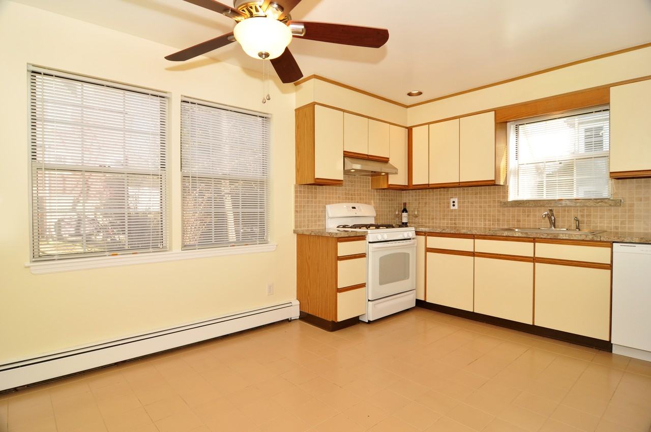 274 5th Ave - Photo 3 of 24