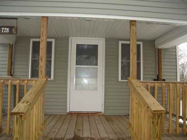 728 Hutchinson St - Photo 3 of 13