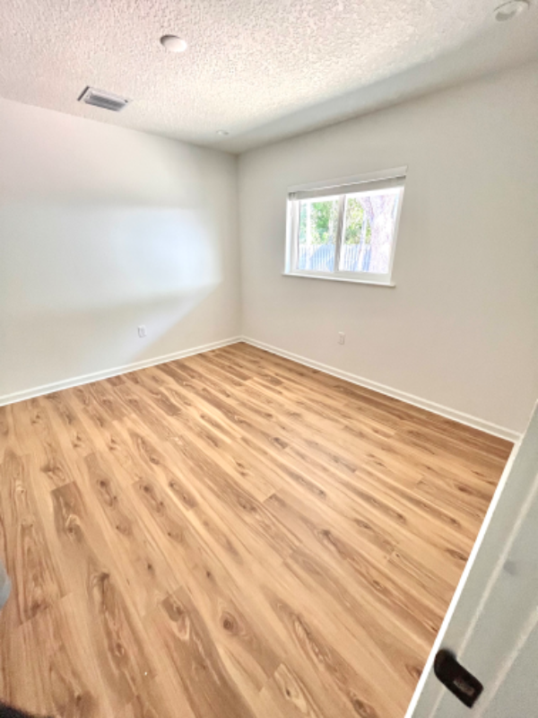 615 Azalea Ln - Photo 4 of 8