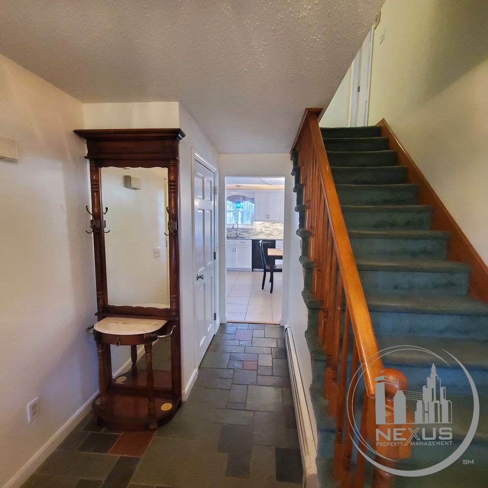 137 Pine St - Photo 3 of 47