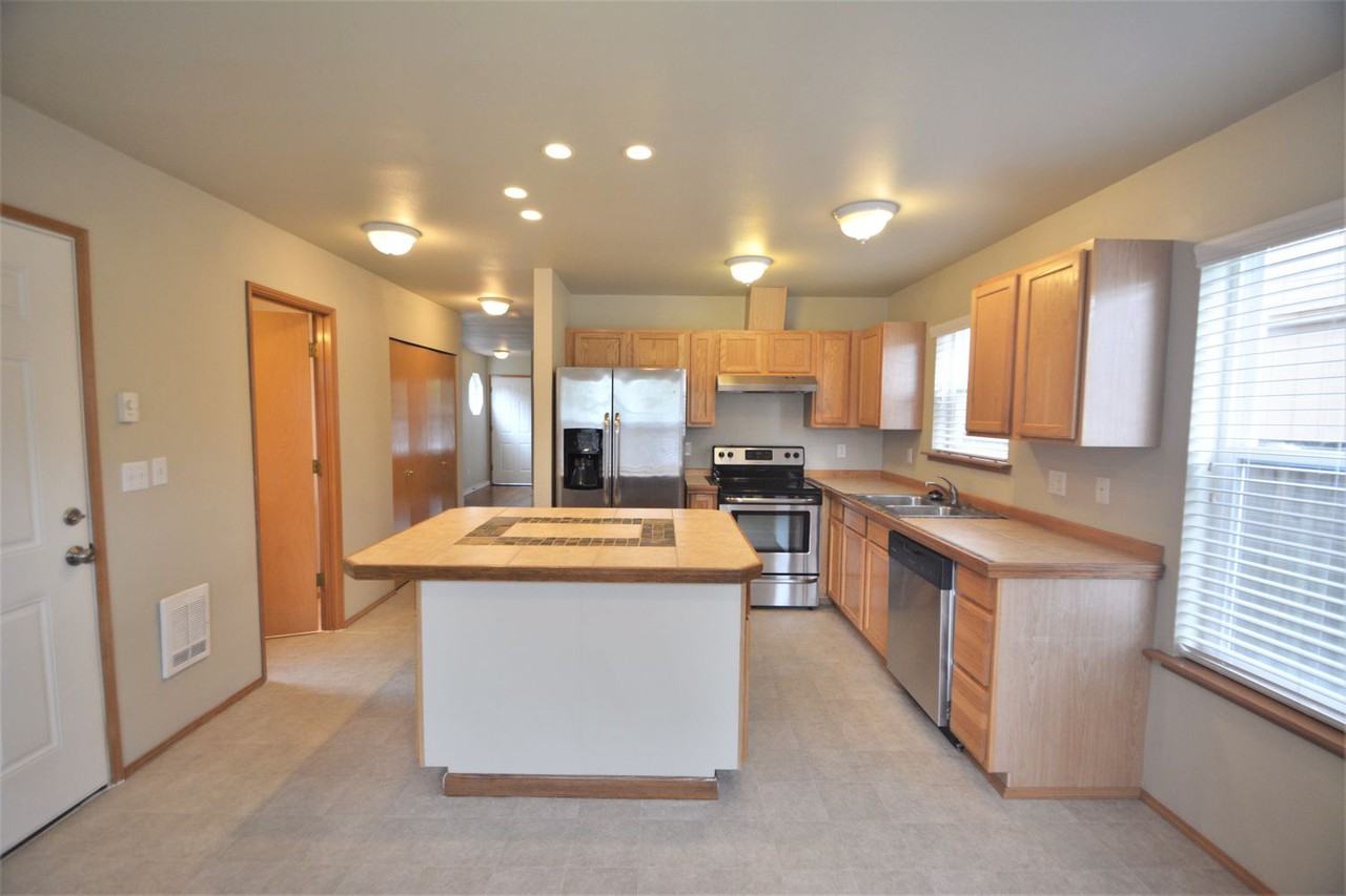 409 Pine Ave - Photo 3 of 15