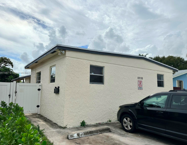 2220 Charleston St - Photo 2 of 9