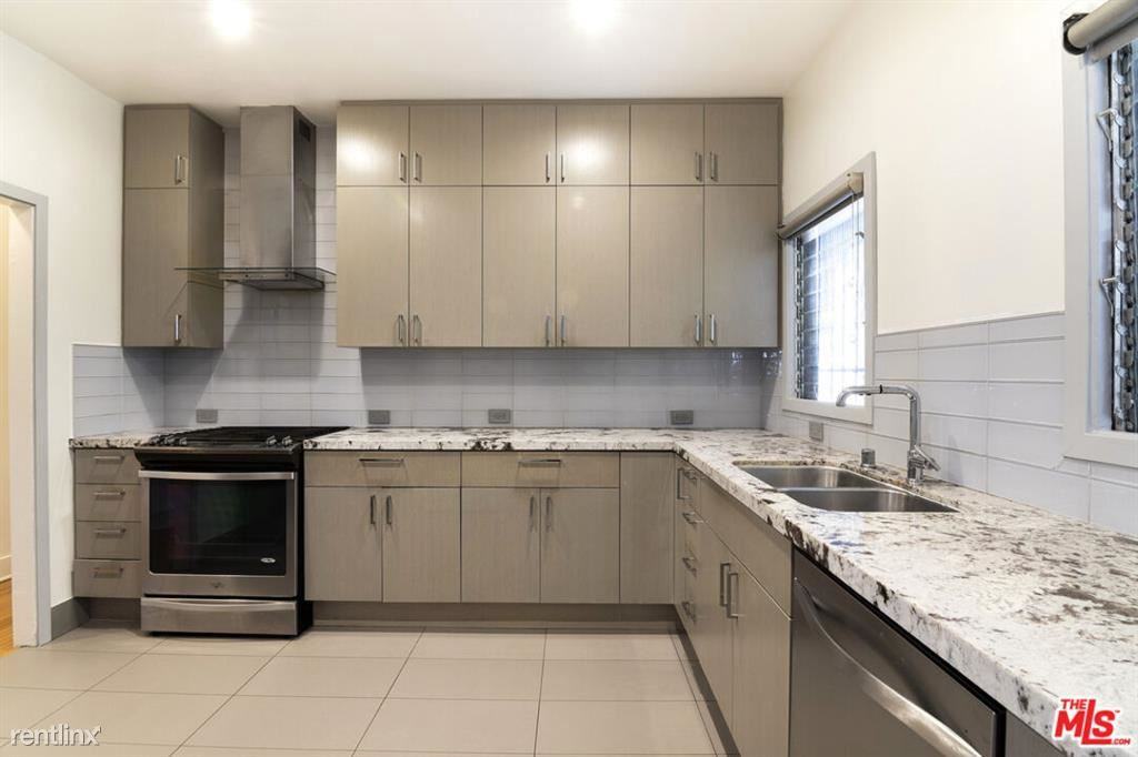 126 N Sycamore Ave - Photo 3 of 10