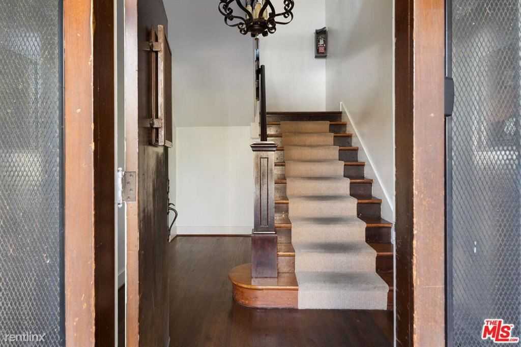 177 N Sycamore Ave - Photo 2 of 10