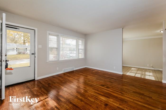 10909 Edgecliffe Dr - Photo 3 of 15