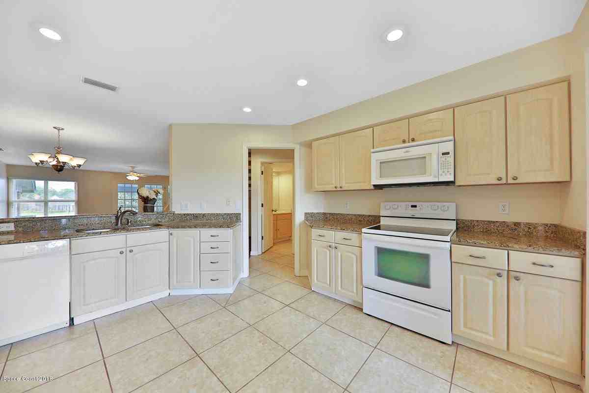585 Shadow Wood Ln - Photo 3 of 21