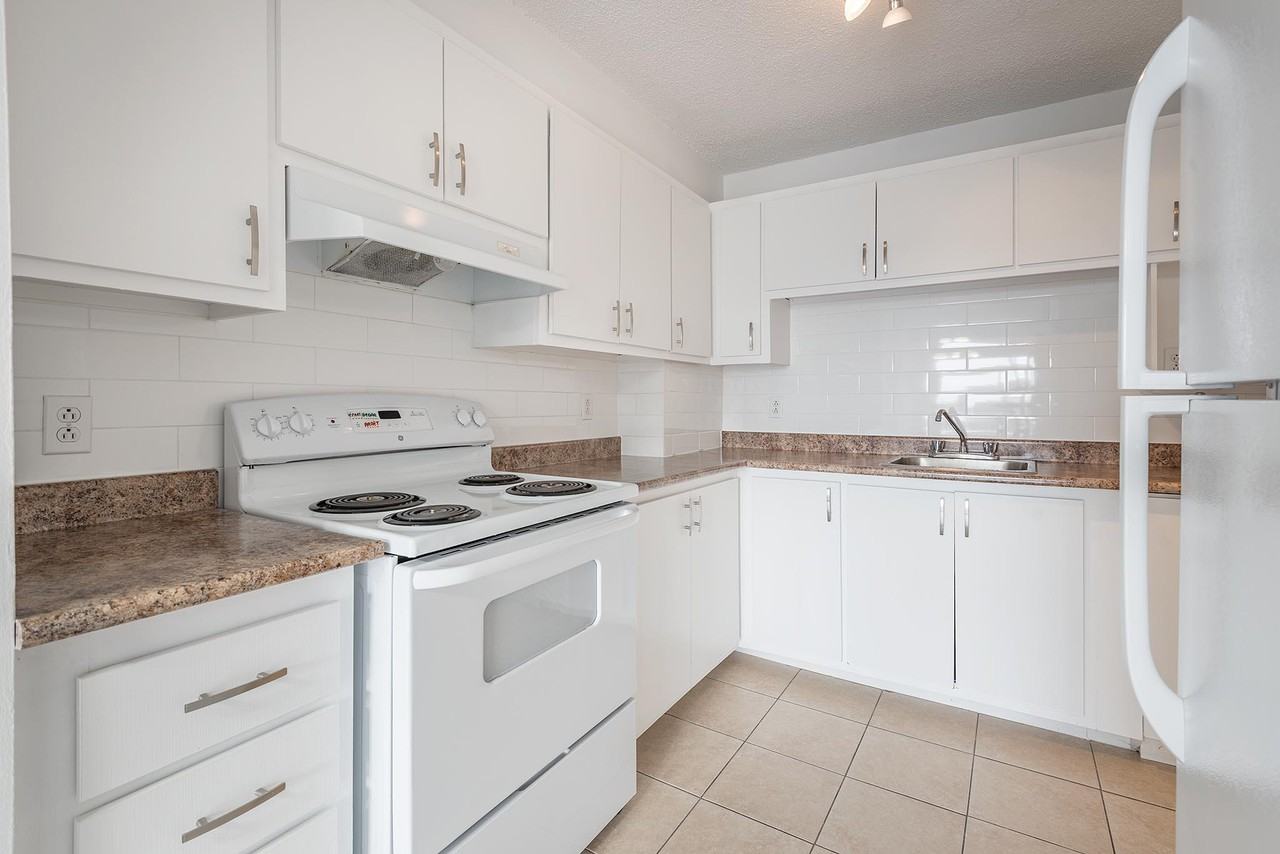 6892-6894 Gouin E - Photo 2 of 19