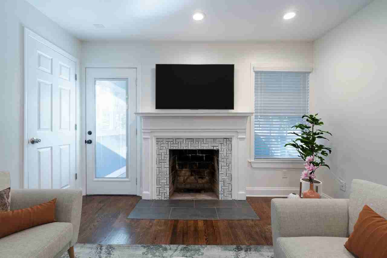 Stylishly updated East Atlanta home by EAV attractions - Photo 4 of 23