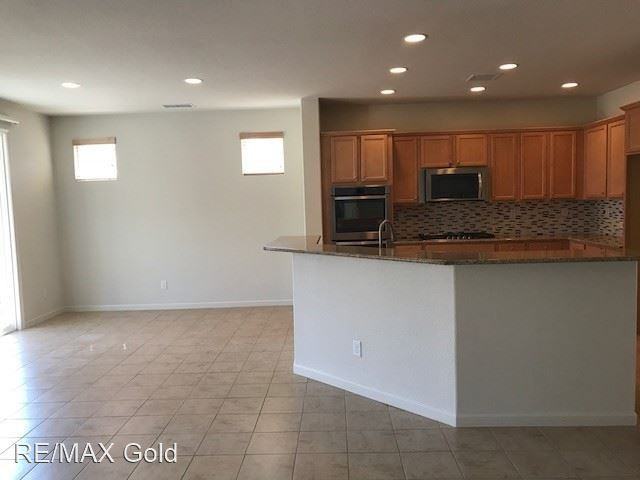 1370 Wakefield Trl - Photo 2 of 12