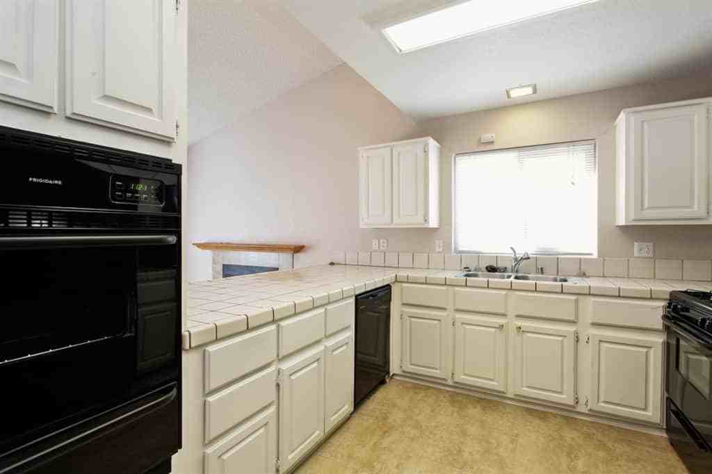 4921 Lake Park Ct - Photo 3 of 18