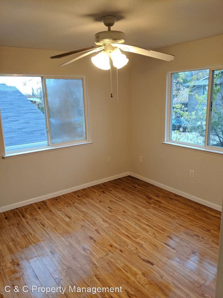 701 Oakland - Photo 2 of 5