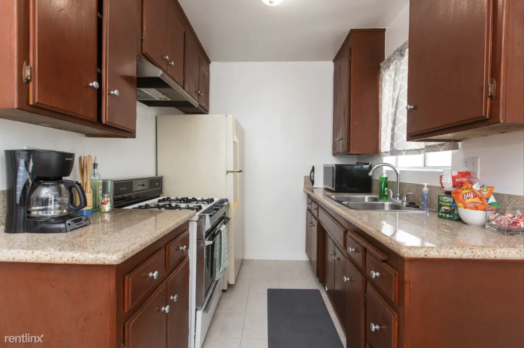 920 N Orange Grove Ave - Photo 3 of 7