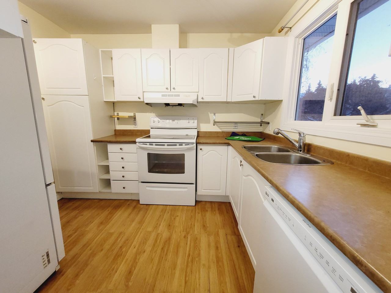 9507 180a St Nw - Photo 2 of 31