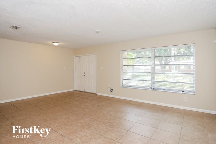 7341 Nw 14th St - Photo 3 of 17