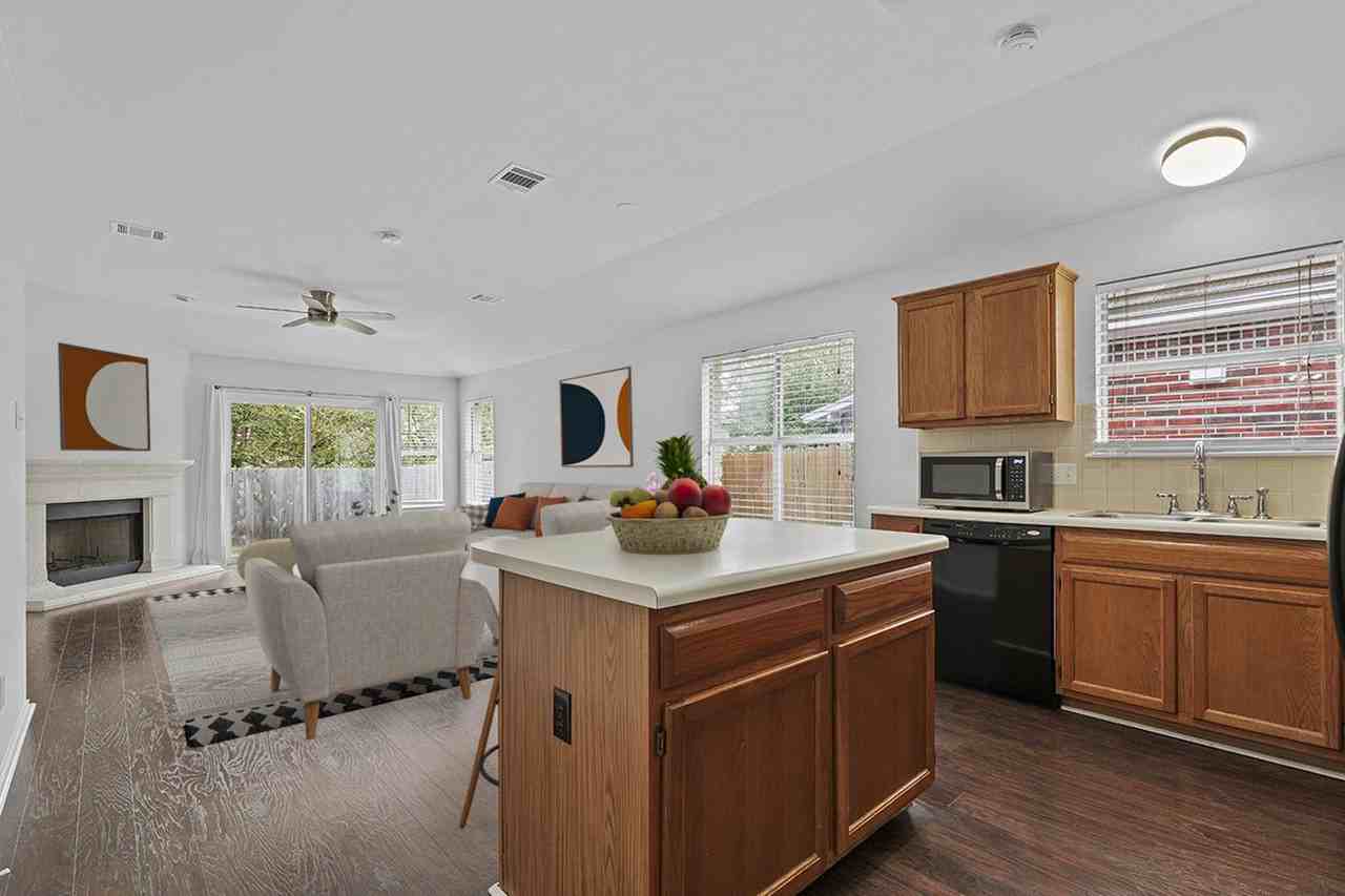 Spacious & comfy Willow Run home by Mills Pond - Photo 4 of 20