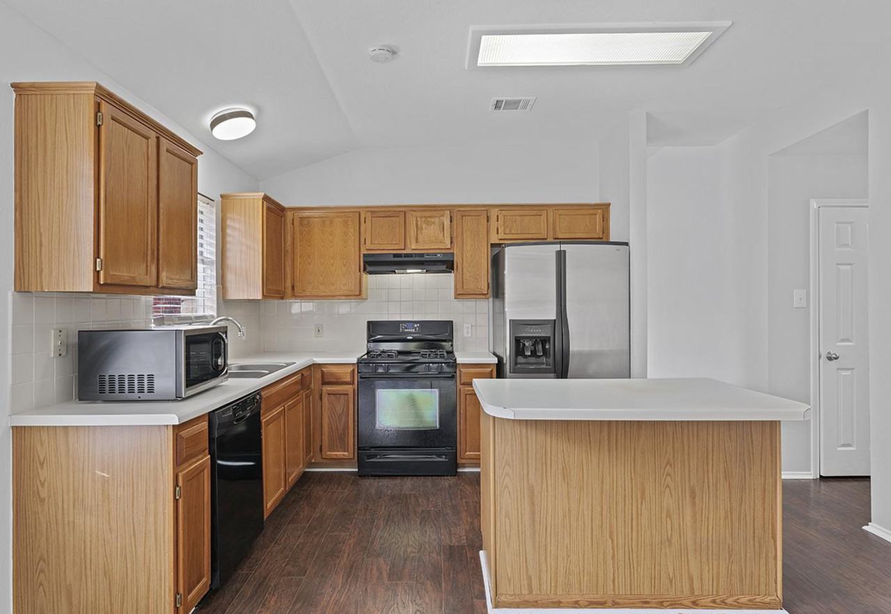 Spacious & comfy Willow Run home by Mills Pond - Photo 5 of 20