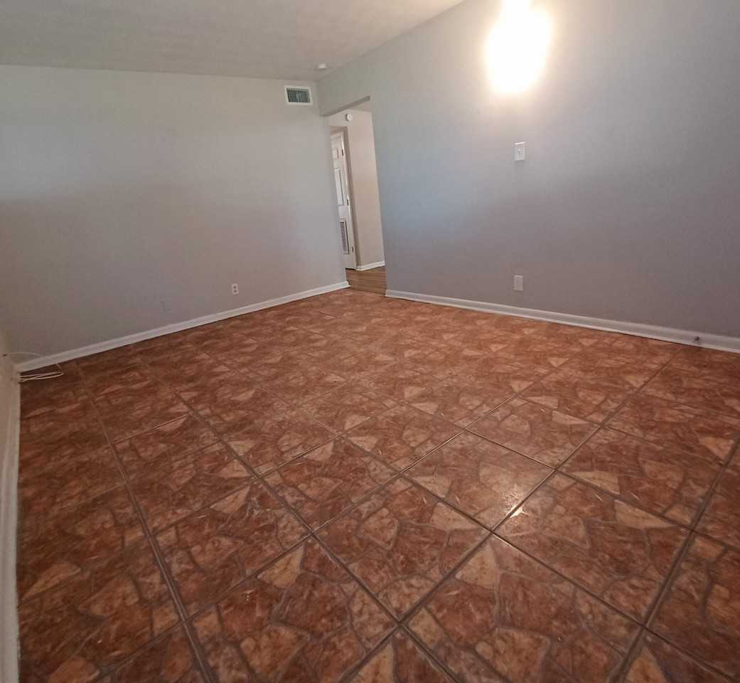 2302 W 17th St - Photo 5 of 19