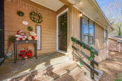 4881 Valley Dale Drive SW - Photo 3 of 20