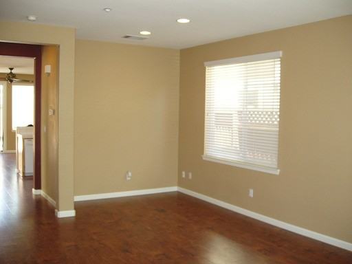 537 Almanor St - Photo 3 of 9