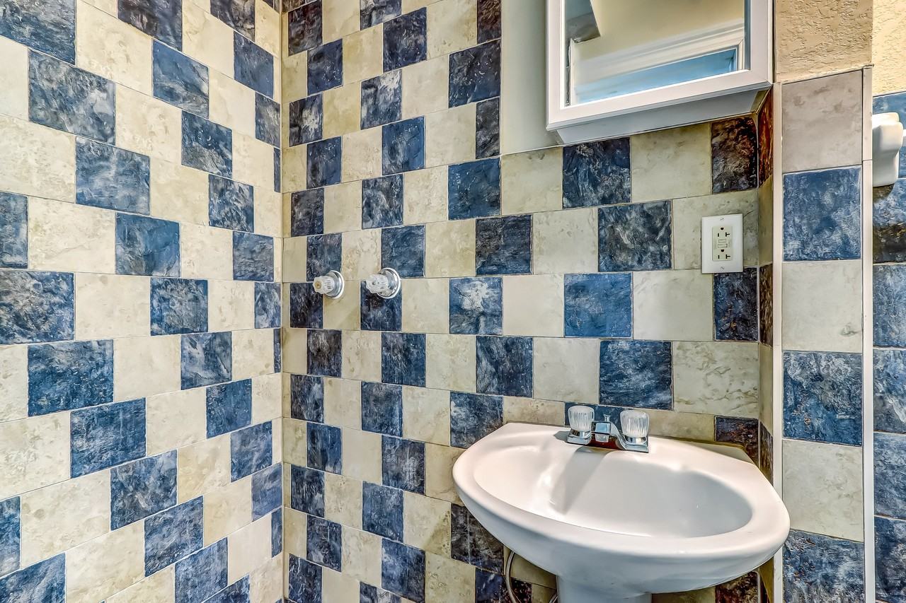 W 9th St - Photo 4 of 7