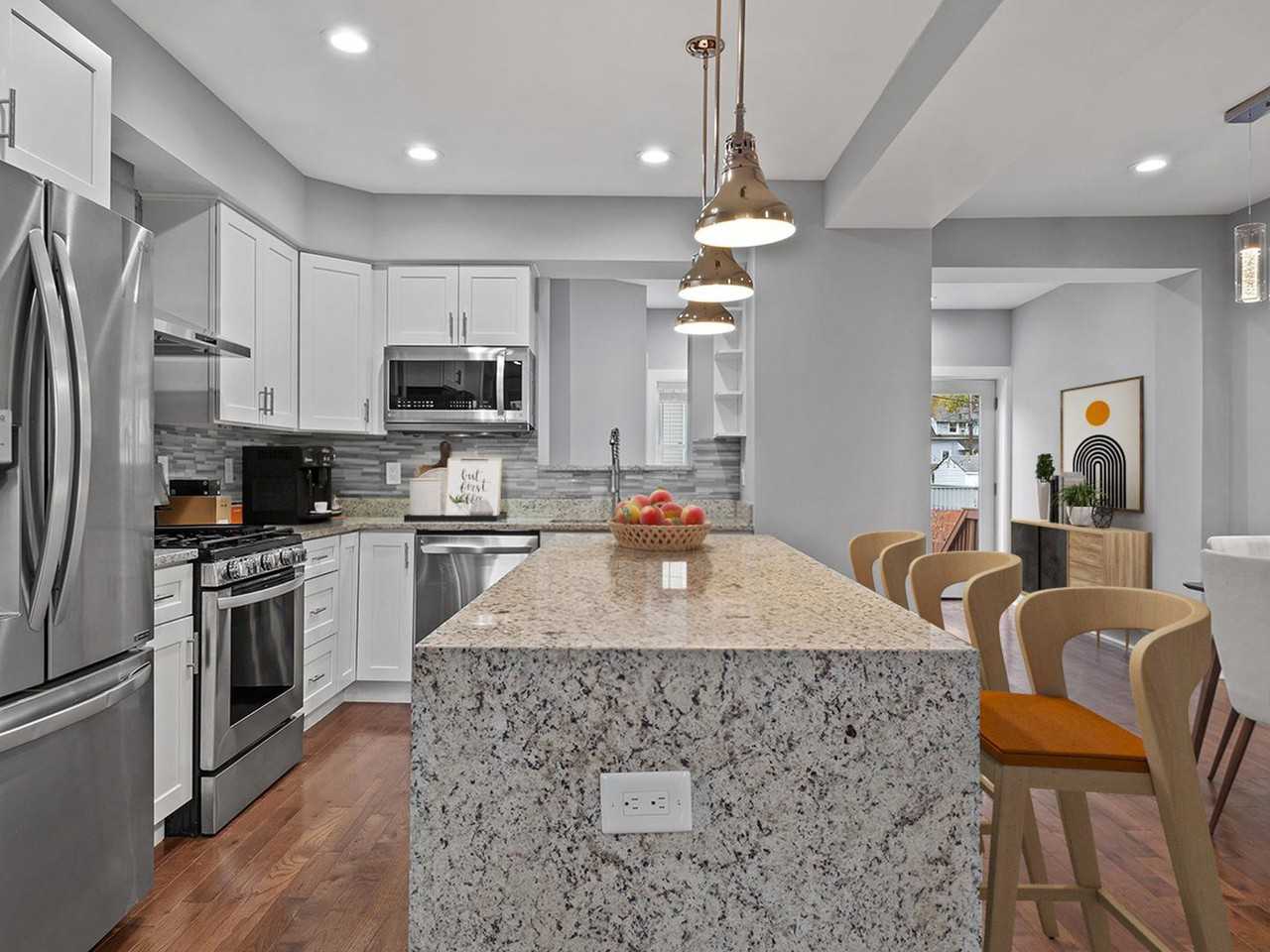 Sleekly renovated Brookland rowhouse 6 blocks from Red Line - Photo 4 of 29